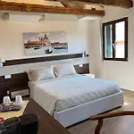 Casa Sulla Laguna Castello Гостевой дом 3*