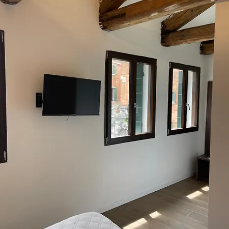 ゲストハウス Casa Sulla Laguna Castello 3*